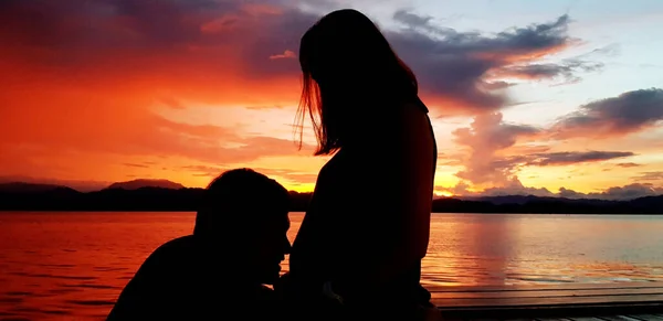 Σιλουέτα Δύο Υπέροχα Ζευγάρια Στο Ηλιοβασίλεμα Σύζυγος Φιλί Στην Κοιλιά — Φωτογραφία Αρχείου