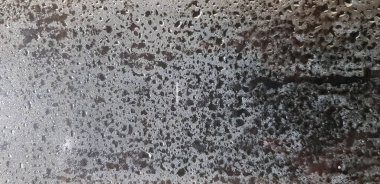 Buhar, buhar ya da cam üzerindeki su damlası ya da arka plan için ayna deseni. Seçici odaklanma ve bulanıklaşma. Nem, soyut duvar kağıdı ve yağmur damlası konsepti. 