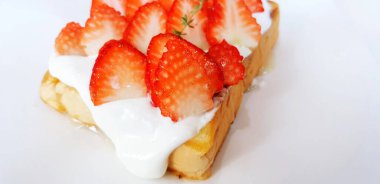 Çilek kremalı tostu kopyalama alanı olan beyaz kağıda iliştirin. seçici odak, tatlı yemek ve taze meyve. 