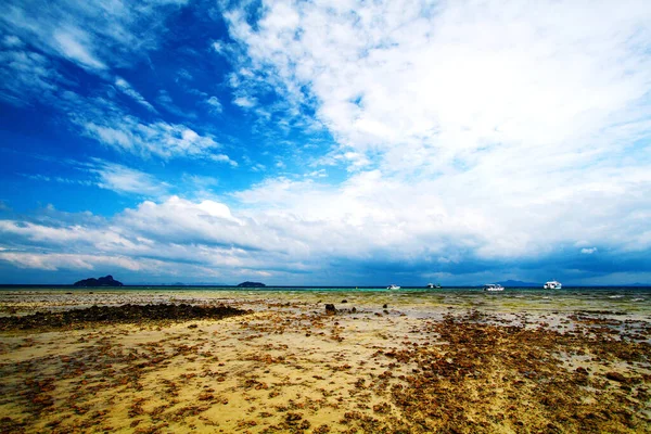 Krásná Krajina Pohled Modré Nebe Bílými Mraky Moře Pláž Horské — Stock fotografie