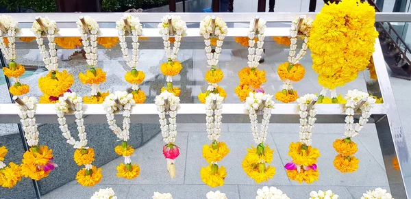 Багато Квіток Садівника Висять Білому Неіржавному Візерунку Поклоніння Будді Тайському — стокове фото