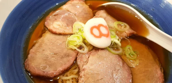 在日本餐馆 用烤猪肉片把火热的哈奇班拉面和美味的汤放在木制桌子上的蓝色碗里 并留有复印空间 健康的生活方式 饮食和亚洲食物概念 — 图库照片