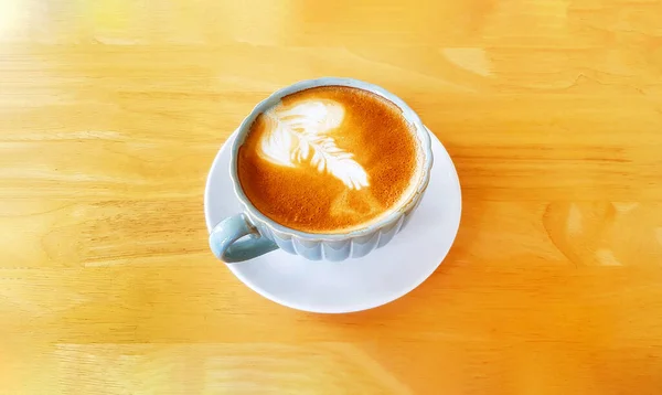Tasse Art Cappuccino Café Latte Isolé Sur Fond Bois Table — Photo
