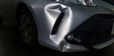 Kazadan sonra gri, gri ya da bronz arabadaki çizikler ya da göçükler. Ön tampondaki yarada hasar var. Sigorta, garaj ve tamirat konsepti