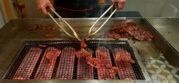 Fermez Nombreux Grillades Porc Rouge Barbecue Sur Réchaud Avec Mouvement — Photo