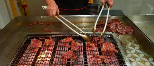 Menutup Banyak Daging Babi Merah Panggang Atau Makanan Barbekyu Kompor — Stok Foto