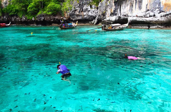紫または紫での旅行やダイビングマスク付きのライフジャケットの観光のグループは アンダマン海 クラビ タイの多くのインド太平洋軍曹魚の間でシュノーケリングです スポーツ アクティビティ 自然の美しさ — ストック写真