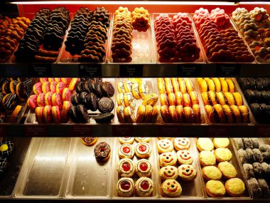 Çikolata kaplı, çilekli, kremalı, kremalı ve pembe jöleli bir sürü çörek pastanede satılıyor. Atıştırmalık ve hurda yiyecek konsepti