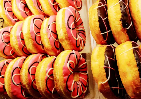 Großaufnahme Donuts Mit Schokolade Gefrostet Und Rosa Glasiert Regal Zum — Stockfoto