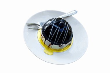 Süt soslu, yaban mersinli, beyaz arka planda beyaz çatallı, pürüzsüz çikolatalı pasta. Ya da seçim yap. Tatlı tatlı ve yemek konsepti 