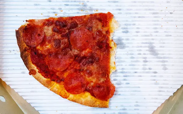 Letztes Stück Pfefferoni Pizza Auf Weißem Papiertablett Karton Mit Kopierraum — Stockfoto