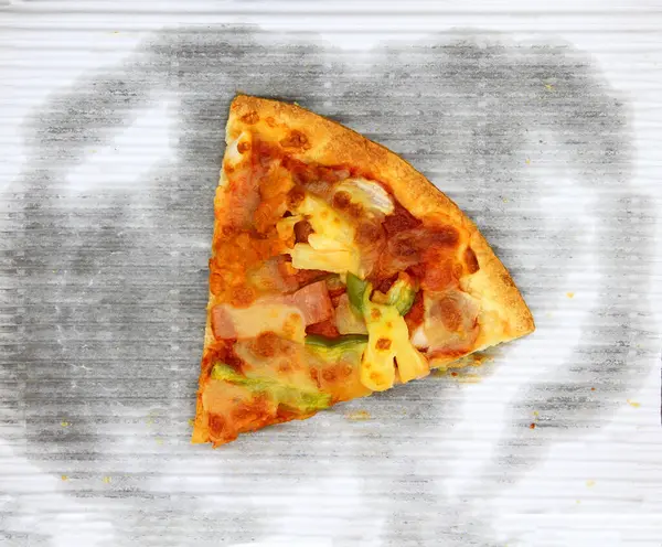 Top Kawałek Mieszanej Pizzy Deluxe Ananasem Szynką Grzybami Dużym Zielonym — Zdjęcie stockowe