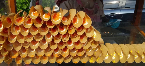 Багато Тайських Хрустких Млинців Збитими Вершками Кладуть Скляну Шафу Продажу — стокове фото