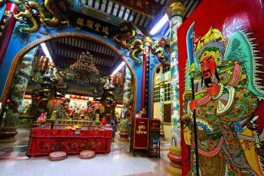 Trat, Tayland - 3 Eylül 2023: Trat, Tayland 'da şehir sütununun girişine Çin Tanrısı' nın çizimi. Yerli halk, onlar saygı duyulan ve kutsaldır. Çin sanat ve mimarisi.