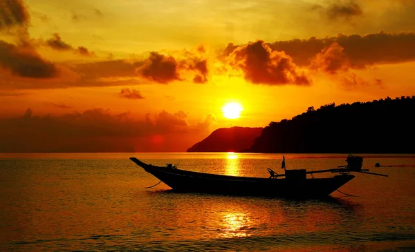 Силуэт Длинной Хвостовой Лодки Стоящей Берегу Моря Оранжевым Небом Облаками — стоковое фото