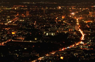 Şehir ışıklarının manzarası gece vakti Chiangmai, Tayland 'da. Duvar kağıdı ve Arkaplan kavramı