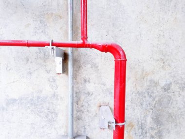 Kırmızı ve gri doğalgaz, petrol ve su boru hattını beyaz beton duvara kopyalama alanı ile kapatın. Sanayi ve İnşaat konsepti  