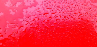 Arka plan için yağmurlu bir günden sonra kırmızı ahşap masaya su damlası yağıyor. Sanat veya Soyut, Duvar Kağıdı, Renkli ve Desenli