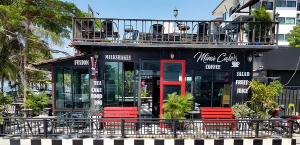 Chonburi, Tayland - 29 Ekim 2023: siyah binalı modern ferahlatıcı kahve kafe, Bang Saen plajına yakın kırmızı bank ve kapı. Tatil için Bangkok ve Landmark 'a yakın bir yer..