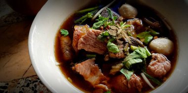 Sıcak erişteyi kalın çorba, taze sığır eti ya da domuz eti ile kapayın ve kişniş soslu Çin yemeği. Tayland erişte stili, Tayland 'da yerel ve sokak yemekleri.