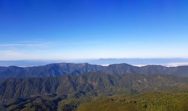 Sis veya sisli yeşil dağ manzarası, mavi gökyüzü ve Tayland 'ın kuzeyinde fotokopi alanı olan bulut arkaplanı. Doğada güzellik ve doğal duvar kağıdı.