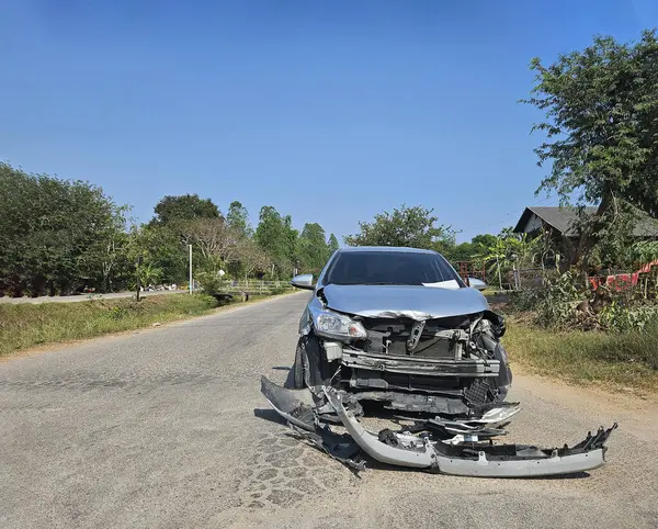 Bronz, gri ya da gri araba bozulur ya da kaza yapar ve 6 tekerlekli kamyonla yolda ya da sokakta kaza yapar. Ön tampon ve radyatörde hasar görmüş ya da yaralanmış. Araç konseptinin bozuk ve sigortası.