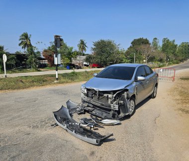 Bronz, gri ya da gri araba bozulur ya da kaza yapar ve 6 tekerlekli kamyonla yolda ya da sokakta kaza yapar. Ön tampon ve radyatörde hasar görmüş ya da yaralanmış. Araç konseptinin bozuk ve sigortası.