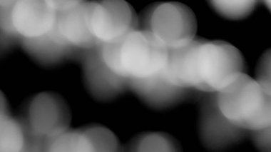 Siyah arkaplanda bulanık beyaz Bokeh ışığı. Işıklı bulanık duvar kâğıdı.  