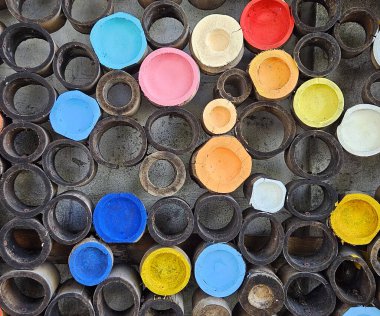 Bambu parçalara ayrılıp duvar ya da çit yapmak için boyanmış. Dekore edilmiş yer konsepti için renkli soyut arkaplan, eski veya eski tarz dış görünüş ve doğal malzeme.