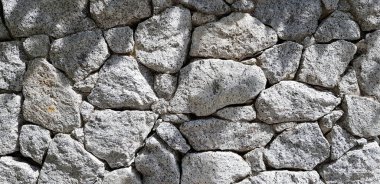 Büyük gri taş duvar ve arka plan için gölge. Rouigh duvar kağıdı, dekore edilmiş ve dış tasarım konsepti. 