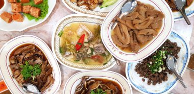 Tayland restoranındaki mermer masada haşlanmış ördek, balık, sebze ve kıymalı domuz eti. Lezzetli, Üst Manzara nesnesi ve Aç Konsepti.  