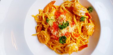 Karides ezmeli makarna ya da peynirli spagetti, beyaz tabakta karides yumurtası ve bitki derisi. İtalyan gıda konsepti. 