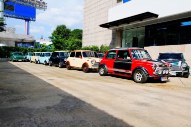 Bangkok, Tayland - 29 Mart 2024: Birçok Klasik Mini Austin veya Mini Cooper Bangkok, Tayland 'da Tayland mini aile kulübü toplantısı için sokağa park etti. 