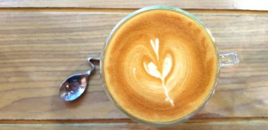 En üst düzey sanat eseri sütlü kahve ve bir bardak su üzerinde güzel bir dizayn kaşığı ya da arka planda fotokopi alanı olan. Hayat boyu içecek ve yiyecek konseptine kadar.