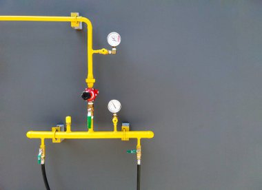 Sarı su ya da gaz boru hattı ya da gri ya da gri duvarda fotokopi alanı olan basınç valfi takılı boru. Hat borusu endüstriyel ve yangın söndürme pompası. 