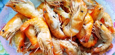 Beyaz tabakta ızgara dev nehir karidesleri ya da karidesleri müşterilere hizmet etmek ya da deniz ürünleri restoranlarında satmak için en iyi manzara. Hayvan, yiyecek, barbekü partisi ve öğle yemeği zamanı.. 