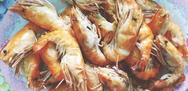 Beyaz tabakta ızgara dev nehir karideslerinin ya da karideslerin üst görüntüsü. Müşteri servis etmek için ya da deniz ürünleri restoranında klasik tonda satış yapmak için. Hayvan, Yemek, Barbekü Partisi ve Öğle Yemeği Zamanı. 