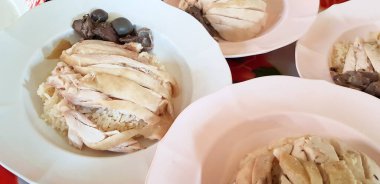 Hainanese tavuğu pilavı ya da buğulanmış tavuk ve beyaz pilav satışta ve müşteriye servis ediliyor. Taylandlılar Khao Man Kai derler. Asya yemeği tarzı.. 