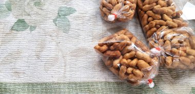 Naylon poşette kavrulmuş fıstık. Yerel marketteki eski pamukta, sol fotokopi alanı ile birlikte. Yiyecek ve atıştırmalık konsepti. 
