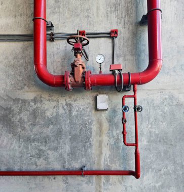 Kırmızı su ya da gaz boru hattı. Kapıdaki basınç valfi ve paslanmaz çelik test kutusu. Beton duvara yerleştirilmiş. Hat borusu endüstriyel ve yangın söndürme pompası. 