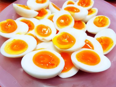 Birçok haşlanmış ördek yumurtası pembe plastik tabak veya tabakta dilimlendi. Diyet ve Sağlıklı Foo