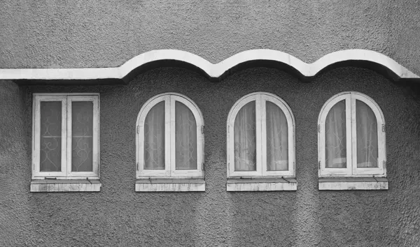 Dört beyaz tahta pencere, engebeli duvar. Bazıları şekil farkı ama aynı nesne ve farklı ama bölünmemiş. Eski yapı ya da bina, dış tasarım ve monokrom biçiminde vintage.