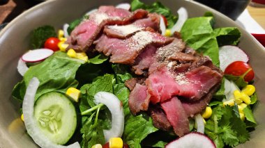 Taze sebzeler, salatalık, salatalık, domates, mısır, soğan ve lahana üzerine doğranmış et salatası koyun. Yaşam için sağlıklı yiyecekler ve düşük kalorili yemekler..