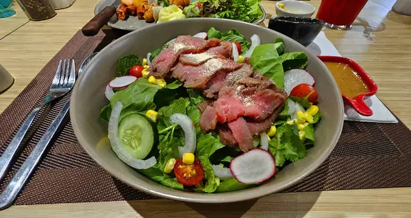 Taze sebze, salatalık, salatalık, domates, mısır, soğan ve lahana dilimlenmiş et salatası. Yaşam için sağlıklı yiyecekler ve düşük kalorili yemekler..