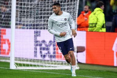Uefa Şampiyonlar Ligi H Grubu karşılaşması sırasında Paris Saint-Germain Fc takımından Achraf Hakimi, 2 Kasım 2022 tarihinde İtalya 'nın başkenti Torino' da oynanan Allianz Stadyumu 'nda Juventus Fc ve Paris Saint-Germain Fc arasında oynanmıştır. .