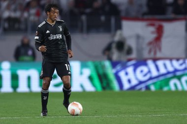 Juventus Fc takımından Juan Cuadrado, 16 Mart 2023 'te Freiburg, Almanya' daki Stade Europa-Park 'ta oynanan Beetween Sc Freiburg ve Juventus Fc maçında .