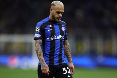 Fc Internazionale takımından Federico Dimarco Uefa Şampiyonlar Ligi çeyrek final maçında Fc Internazionale ve Sl Benfica arasında 19 Nisan 2023 tarihinde Milano İtalya 'da oynanan Stadio Giuseppe Meazza .