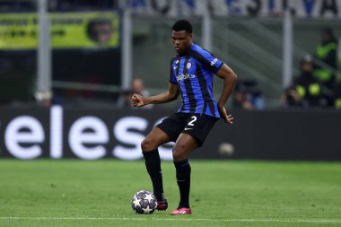 Fc Internazionale takımından Denzel Dumfries 19 Nisan 2023 'te Milano İtalya' da oynanan Uefa Şampiyonlar Ligi çeyrek final maçında Fc Internazionale ve Sl Benfica arasında oynanan Stadyum Giuseppe Meazza maçında .