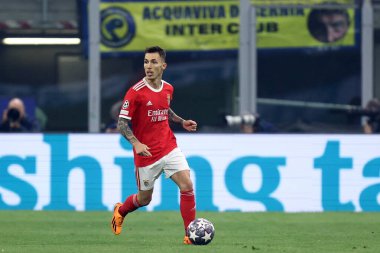 Uefa Şampiyonlar Ligi çeyrek final maçında SL Benfica 'dan Alejandro Grimaldo, 19 Nisan 2023 tarihinde Milano İtalya' da Stadio Giuseppe Meazza 'da Fc Internazionale ile Sl Benfica arasında oynanan karşılaşma sırasında .