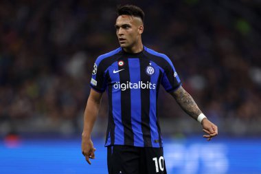 Fc Internazionale takımından Lautaro Martinez 19 Nisan 2023 tarihinde Milano İtalya 'da oynanan Uefa Şampiyonlar Ligi çeyrek final maçında Stadio Giuseppe Meazza' da Fc Internazionale ile Sl Benfica arasında oynanan maçta .